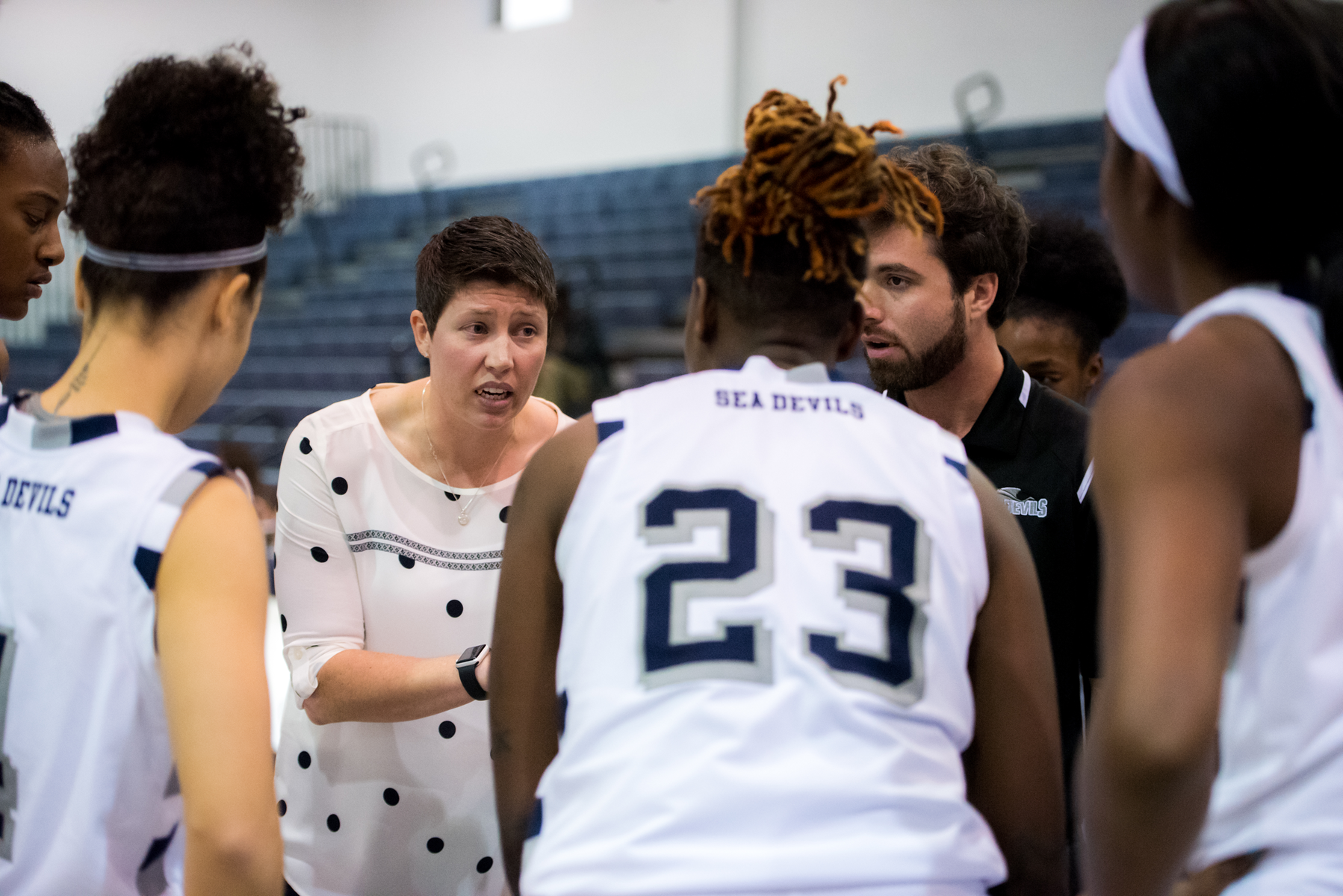 Women's Basketball Remains First in Conference Standings